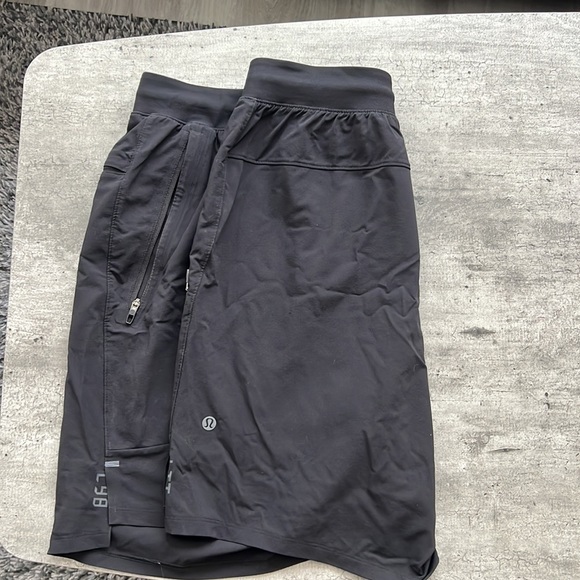 Men’s Lululemon shorts no liner 7 inch inseam perfect condition - Picture 2 of 2